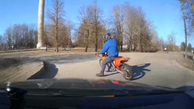 motociklininkas-sprunka-nuo-policijos-pareigunu-ekipazo