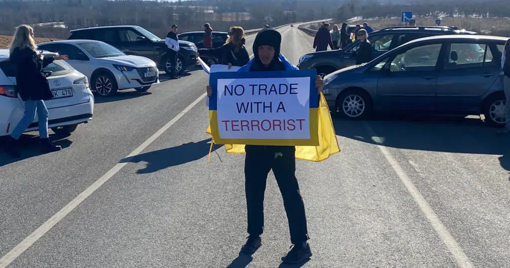 oleg surajev surenge mitinga minsko plente pries kara ukrainoje
