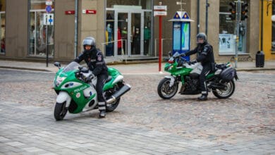 policijos pareigunai vaziuoja su motociklais