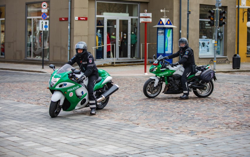 policijos pareigunai vaziuoja su motociklais