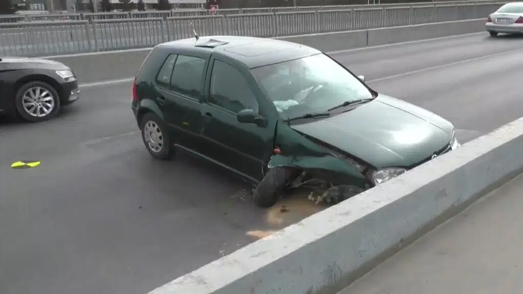 Per avariją Geležinio vilko g. nukentėjo „Volkswagen“ vairuotoja 1 volkswagen golf avarija gelezinio vilko gatveje 2