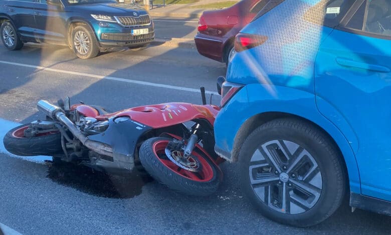 Avarija Vilniuje: motociklo vairuotojas atsitrenkė į sustojusį elektromobilį