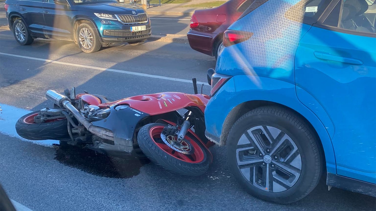 Avarija Vilniuje: motociklo vairuotojas atsitrenkė į sustojusį elektromobilį