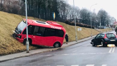 Avarija-Vilniuje-viešojo-transporto-elektrinis-autobusas-susidūrė-su-„Volvo“-lengvuoju-automobiliu