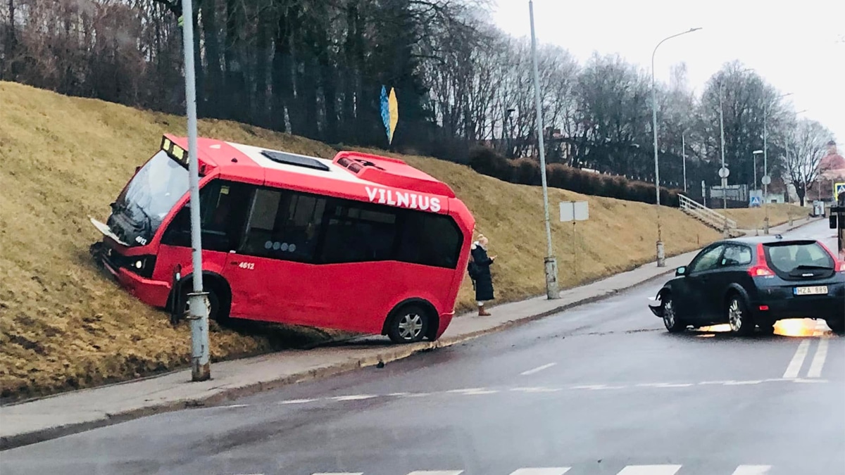 Avarija-Vilniuje-viešojo-transporto-elektrinis-autobusas-susidūrė-su-„Volvo“-lengvuoju-automobiliu