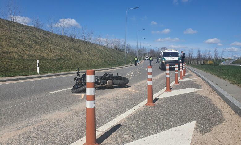 Tragiška avarija Vilniuje: žuvo motociklo nesuvaldęs ir į stulpą atsitrenkęs motociklo vairuotojas
