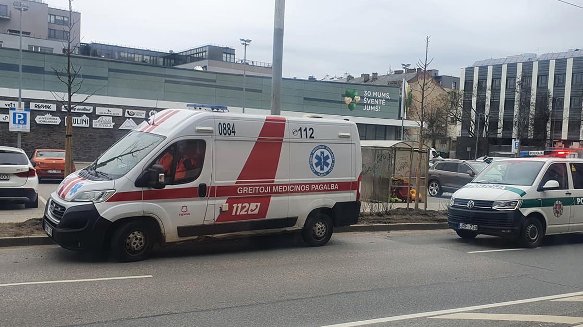 Vilniuje-girtas-„Mercedes“-vairuotojas-atsitrenkė-į-iškvietimą-skubėjusį-greitosios-automobilį