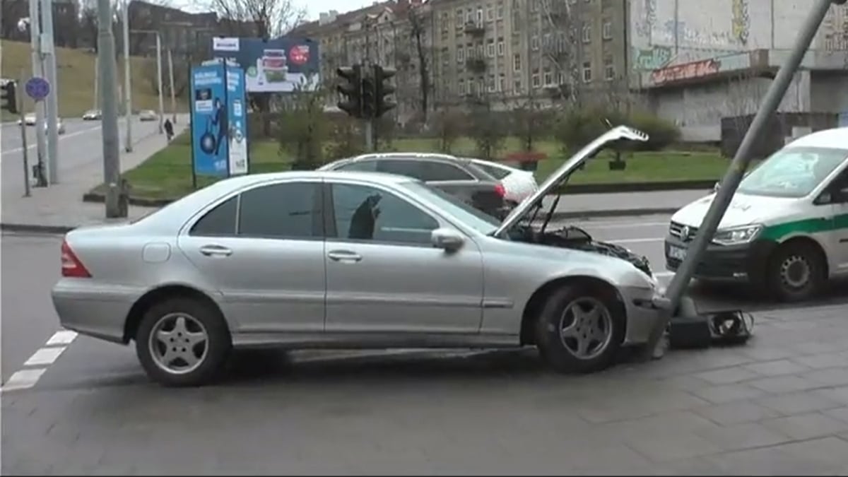 Vilniuje-jaunas-„Mercedes“-vairuotojas-„neįsipaišė“-į-posūkį-ir-trenkėsi-į-stulpą