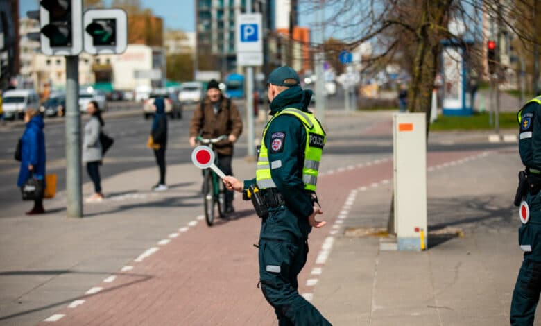 policijos pareigunai dviratininkas dviratininku ir paspirtukininku patikrinimas