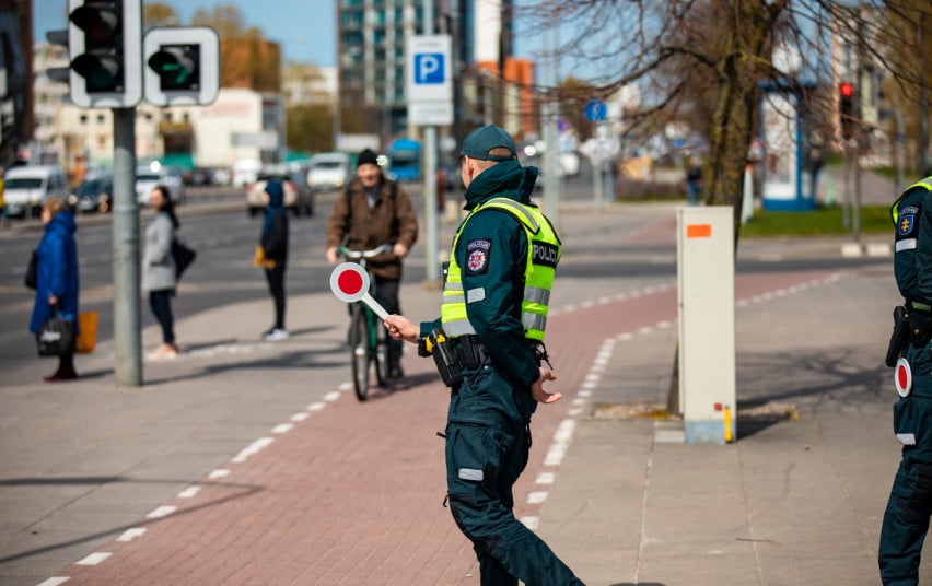 policijos pareigunai dviratininkas dviratininku ir paspirtukininku patikrinimas