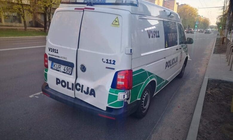 Gaudynės Vilniuje: sprukdamas atbulas dideliu greičiu kliudė du automobilius ir taranavo policijos tarnybinį automobilį