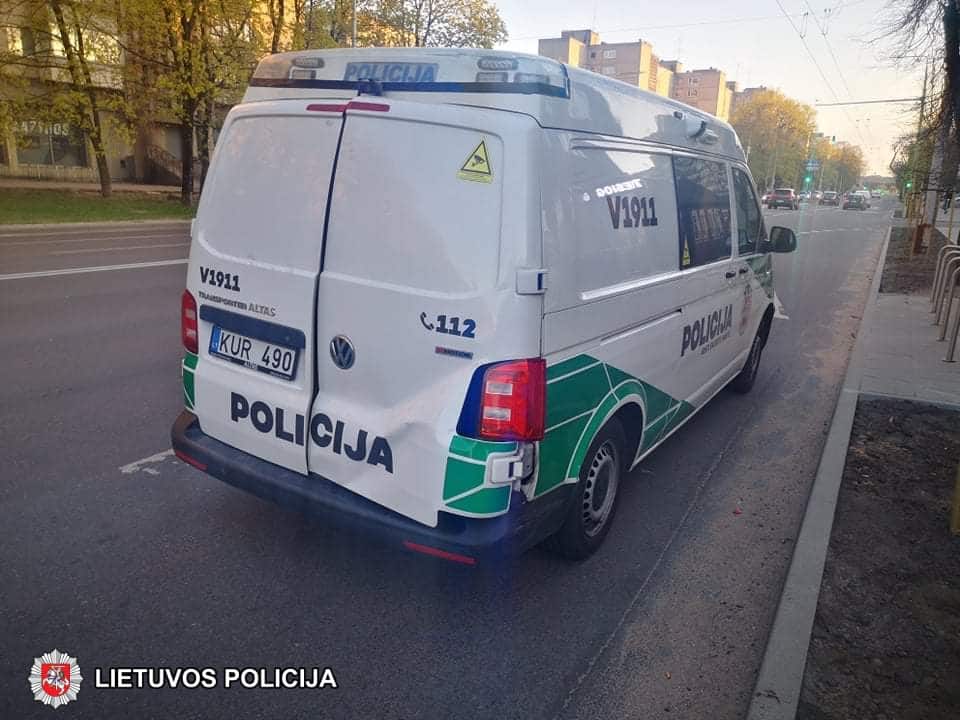 Gaudynės Vilniuje: sprukdamas atbulas dideliu greičiu kliudė du automobilius ir taranavo policijos tarnybinį automobilį