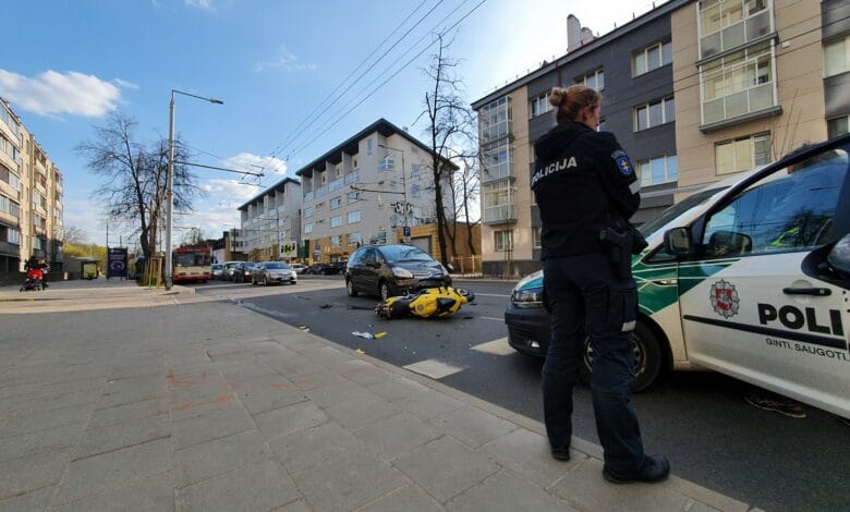 Per dviejų automobilių ir motociklo avariją Vilniuje nukentėjo motociklo vairuotojas