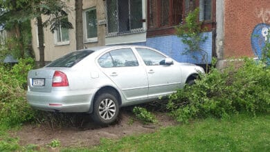 Vilniuje sutrikus „Škoda“ vairuotojo sveikatai automobilis vos neatsitrenkė į daugiabučio sieną