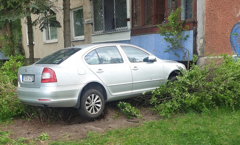 Vilniuje sutrikus „Škoda“ vairuotojo sveikatai automobilis vos neatsitrenkė į daugiabučio sieną