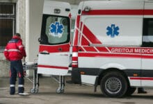 greitosios medicinos pagalbos automobilis stovi atidarytomis durimis