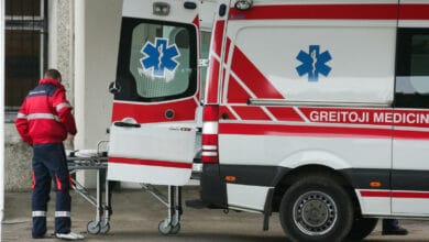 greitosios medicinos pagalbos automobilis stovi atidarytomis durimis