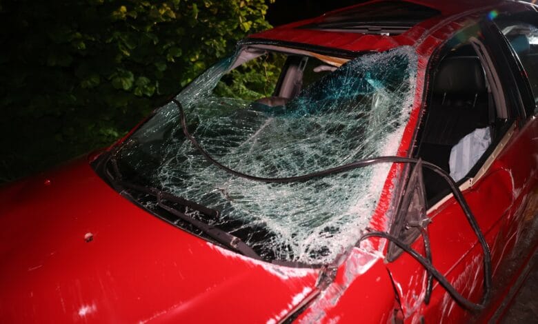 Tragiška avarija Vilniuje žuvo iš apsivertusio automobilio iškritęs jaunas vairuotojas
