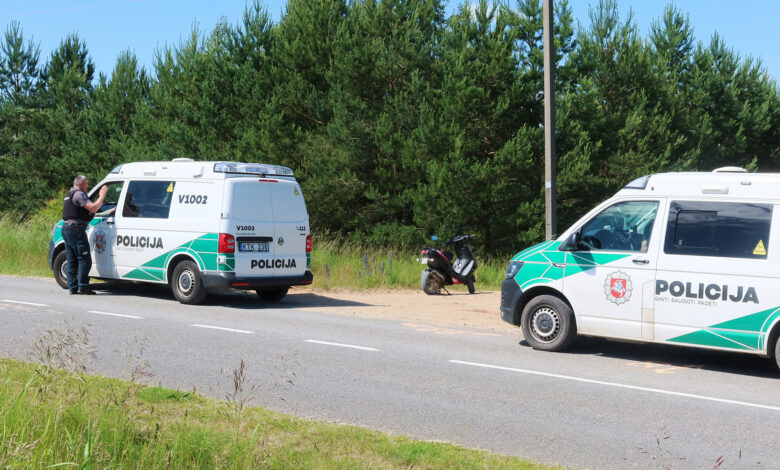 Tragiškas įvykis Vilniaus raj.: šalikelėje rastas mirusio vyro kūnas, o šalia nuvirtęs motoroleris