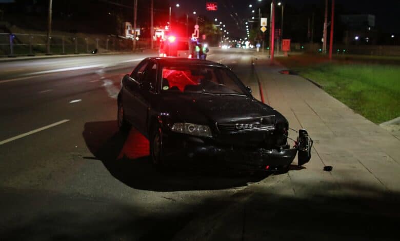 Vilniuje „Audi“ važiavę vyrai numušė šviesoforo stulpą ir spruko palikę automobilį