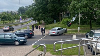 Vilniuje „BMW“ vairuotojas atsitrenkė į šviesoforo stulpą
