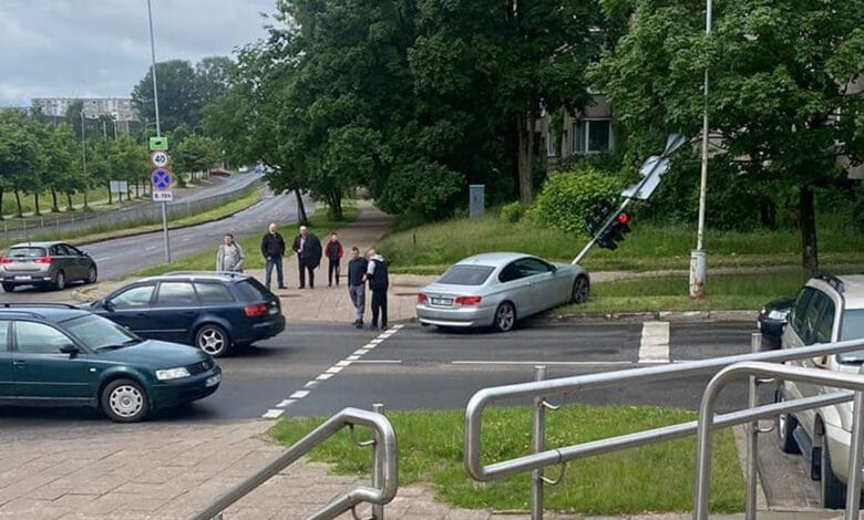 Vilniuje „BMW“ vairuotojas atsitrenkė į šviesoforo stulpą