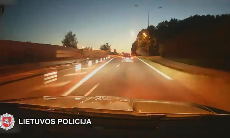Globos namų auklėtinis sprukdamas nuo policijos vogtą automobilį nuvairavo į griovį (video)
