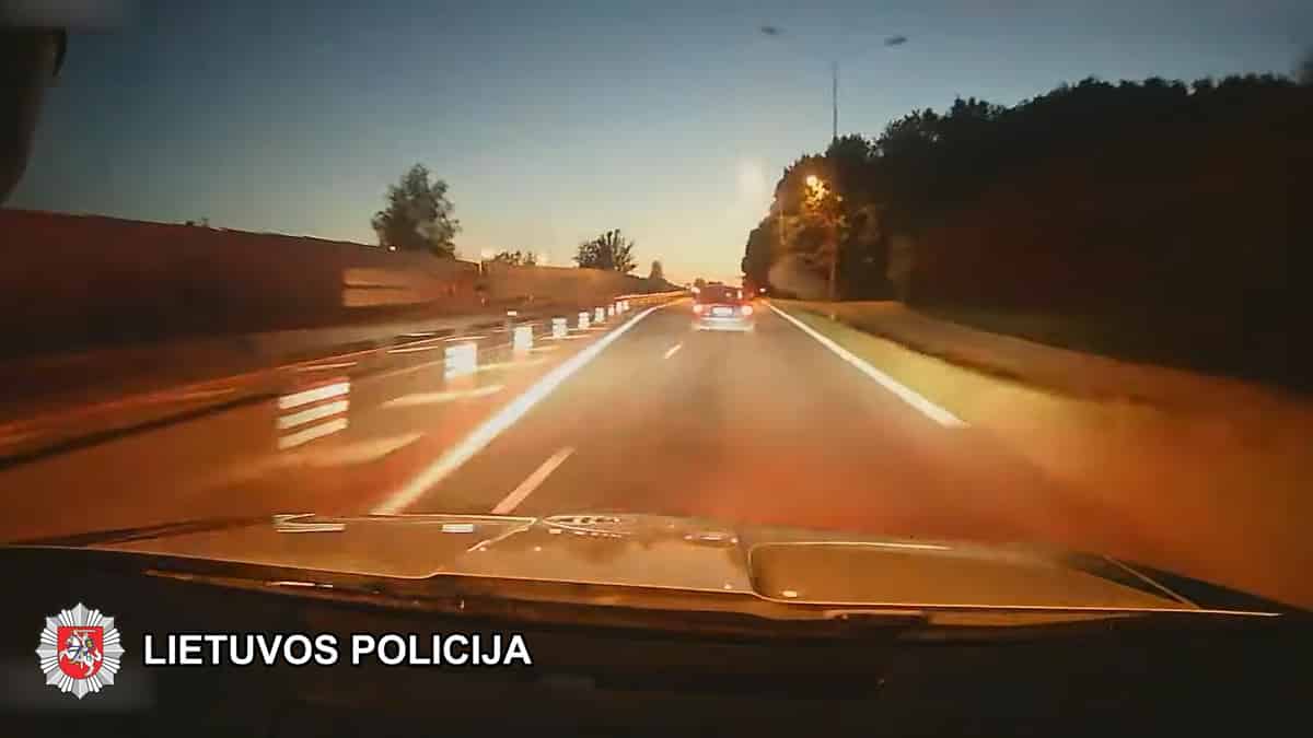 Globos namų auklėtinis sprukdamas nuo policijos vogtą automobilį nuvairavo į griovį (video)