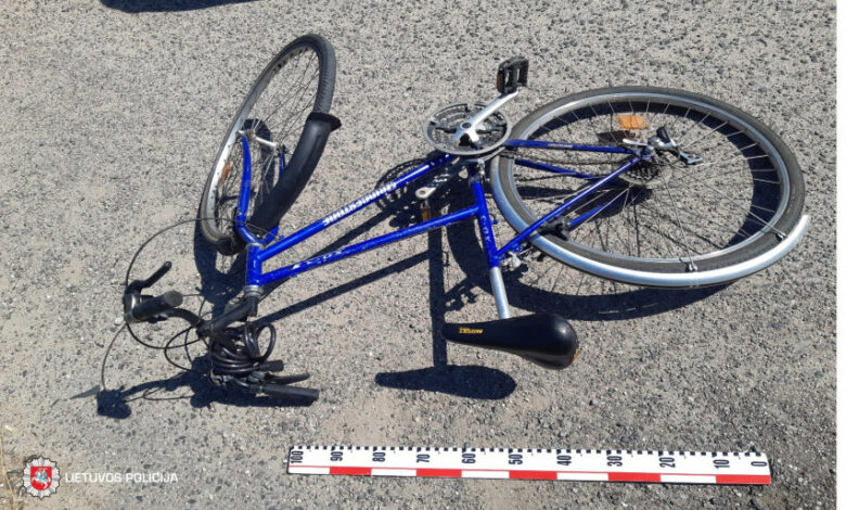 Ketvirtadienį šalies keliuose nukentėjo dviratėmis transporto priemonėmis važiavę asmenys