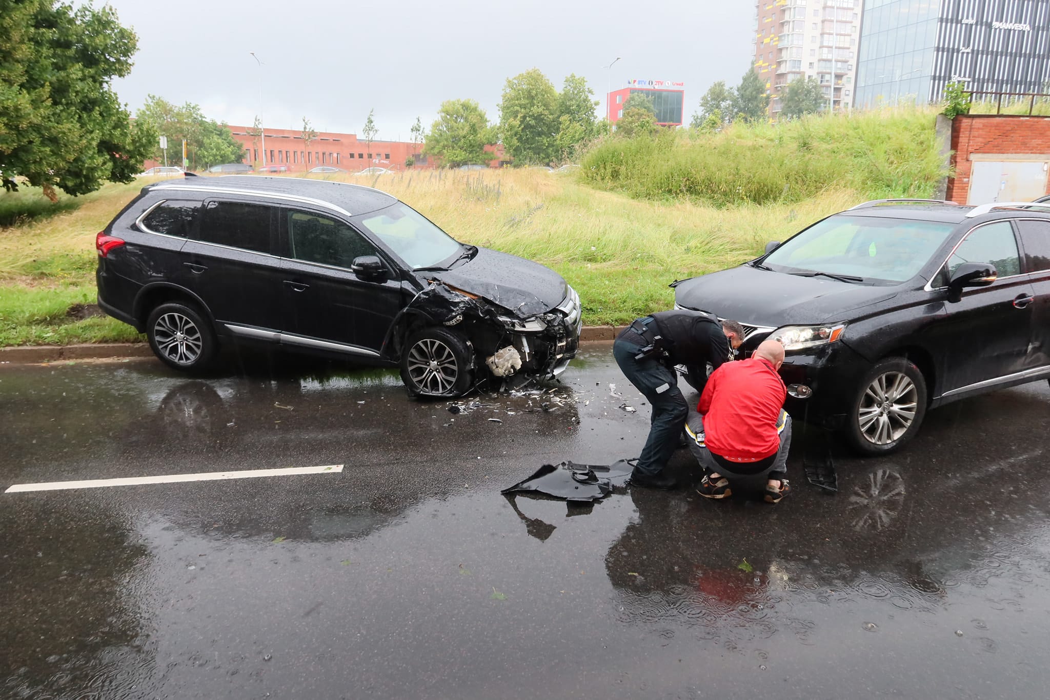 Neblaivaus „Mitsubishi“ vairuotojo siautėjimas Vilniuje: apgadinti trys automobiliai ir sužeista vairuotoja