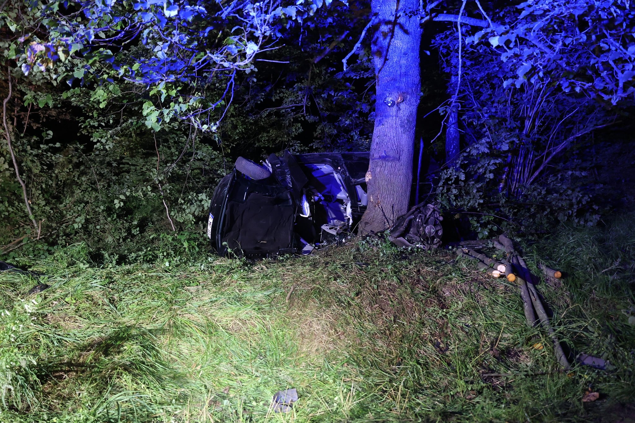 Vilniuje BMW nulėkė nuo kelio ir rėžėsi į medį, vairuotojas išgabentas į reanimaciją