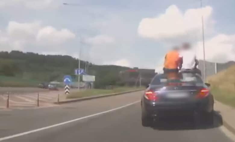 Vilniuje du vyrai sėdėdami ant važiuojančio „Mercedes-Benz“ stogo vartojo alkoholį, o vėliau priešinosi pareigūnams (video)
