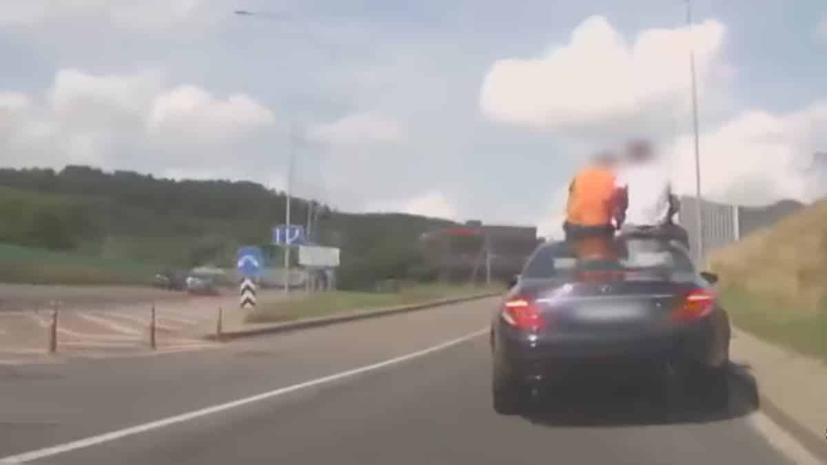 Vilniuje du vyrai sėdėdami ant važiuojančio „Mercedes-Benz“ stogo vartojo alkoholį, o vėliau priešinosi pareigūnams (video)