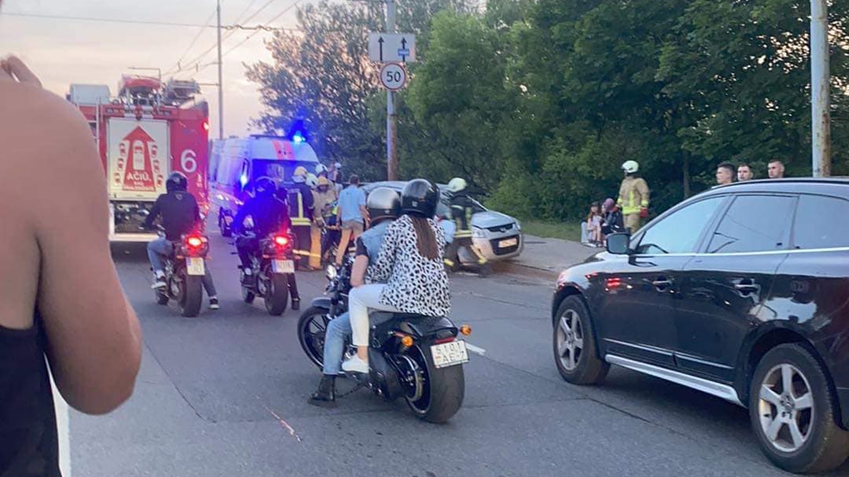 Vilniuje-jaunuolio-vairuojamas-„Honda“-atsitrenkė-į-apšvietimo-stulpą