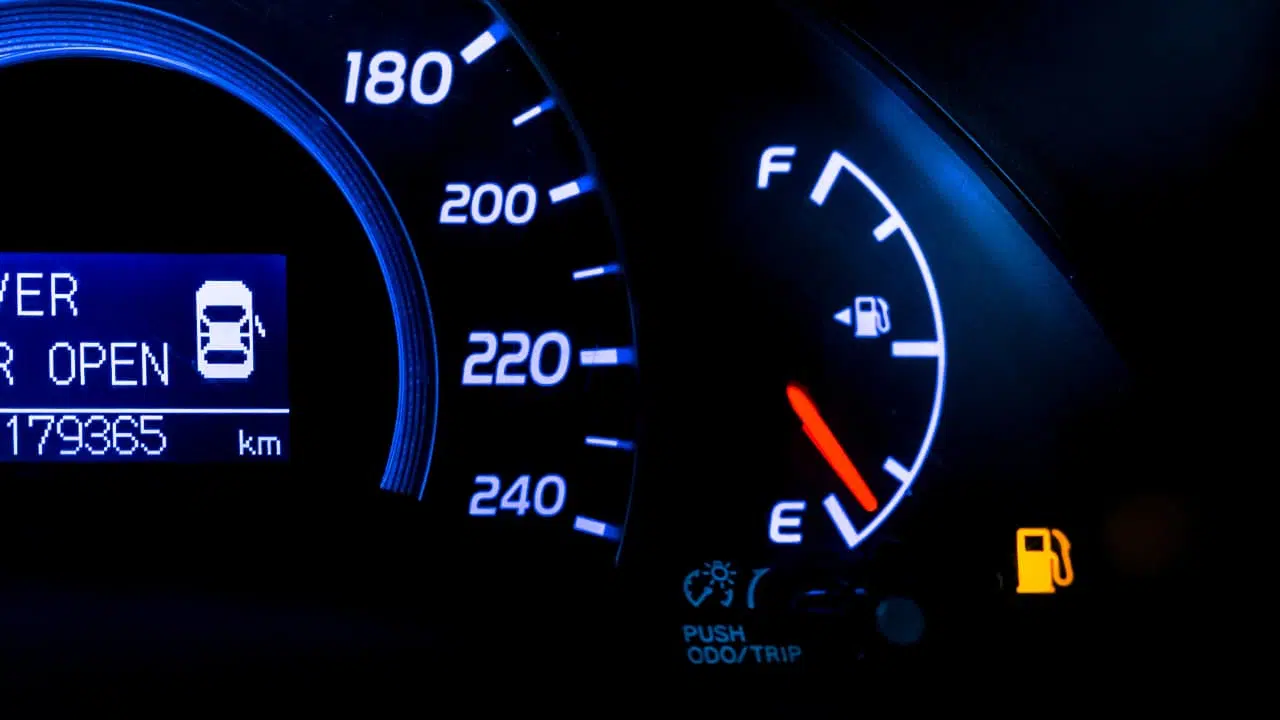 uzsidegusi automobilio kuro lempute