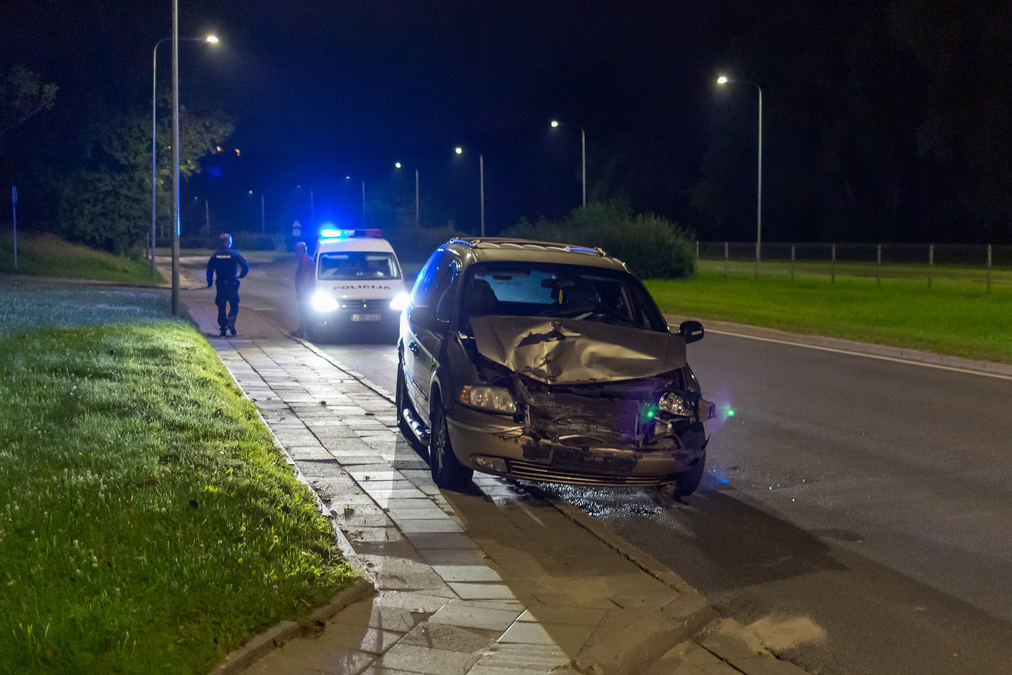 Avarija Vilniuje: girtas „Chrysler“ vairuotojas rėžėsi į „Peugeot“ ir paspruko, bet pilietiški vairuotojai sulaikė bėglį