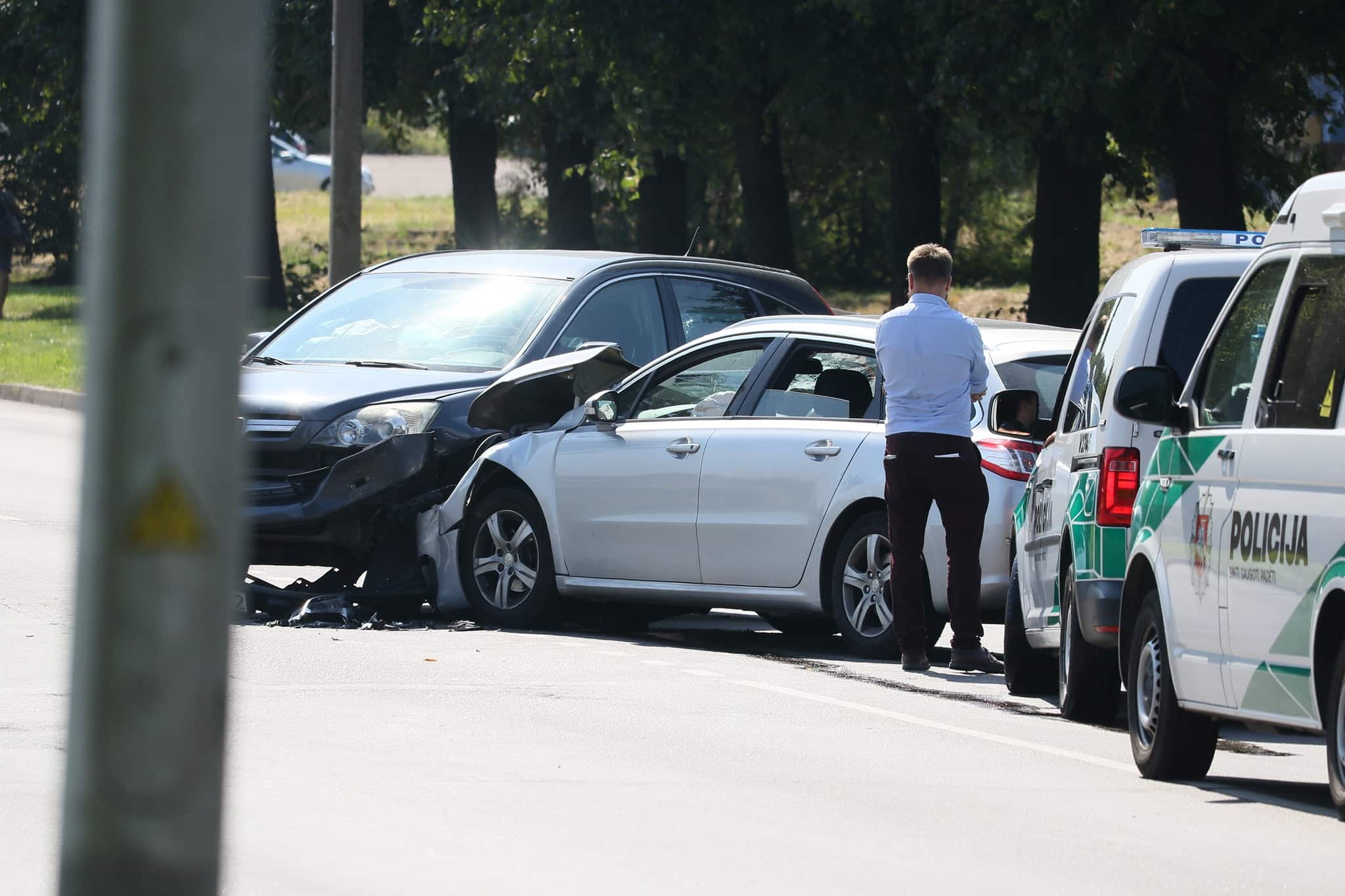 Avarija Vilniuje: po „Honda“ ir „Peugeot“ susidūrimo, medikų pagalbos prireikė vairuotojui