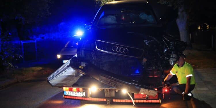 Avarija Vilniuje: vyro vairuojamas „Audi“ rėžėsi į medį, du iš keturių asmenų - be sąmonės