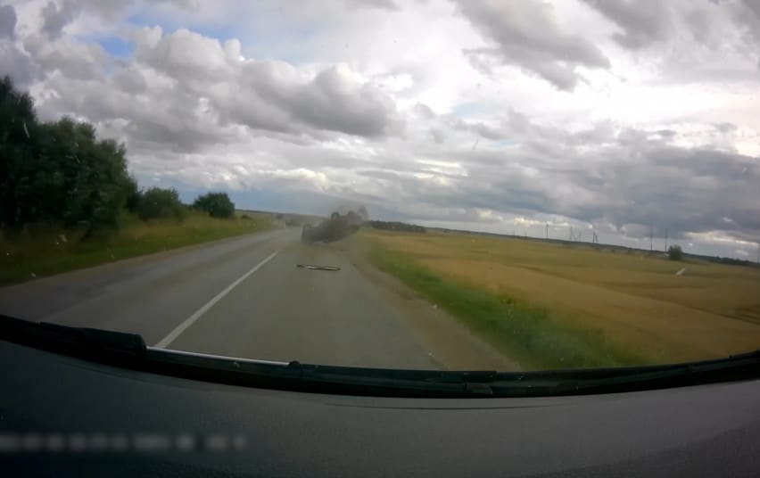 Lyg ralyje – tik „stogą“ automobiliu padaręs girtas vairuotojas atsidūrė pareigūnų rankose (video)