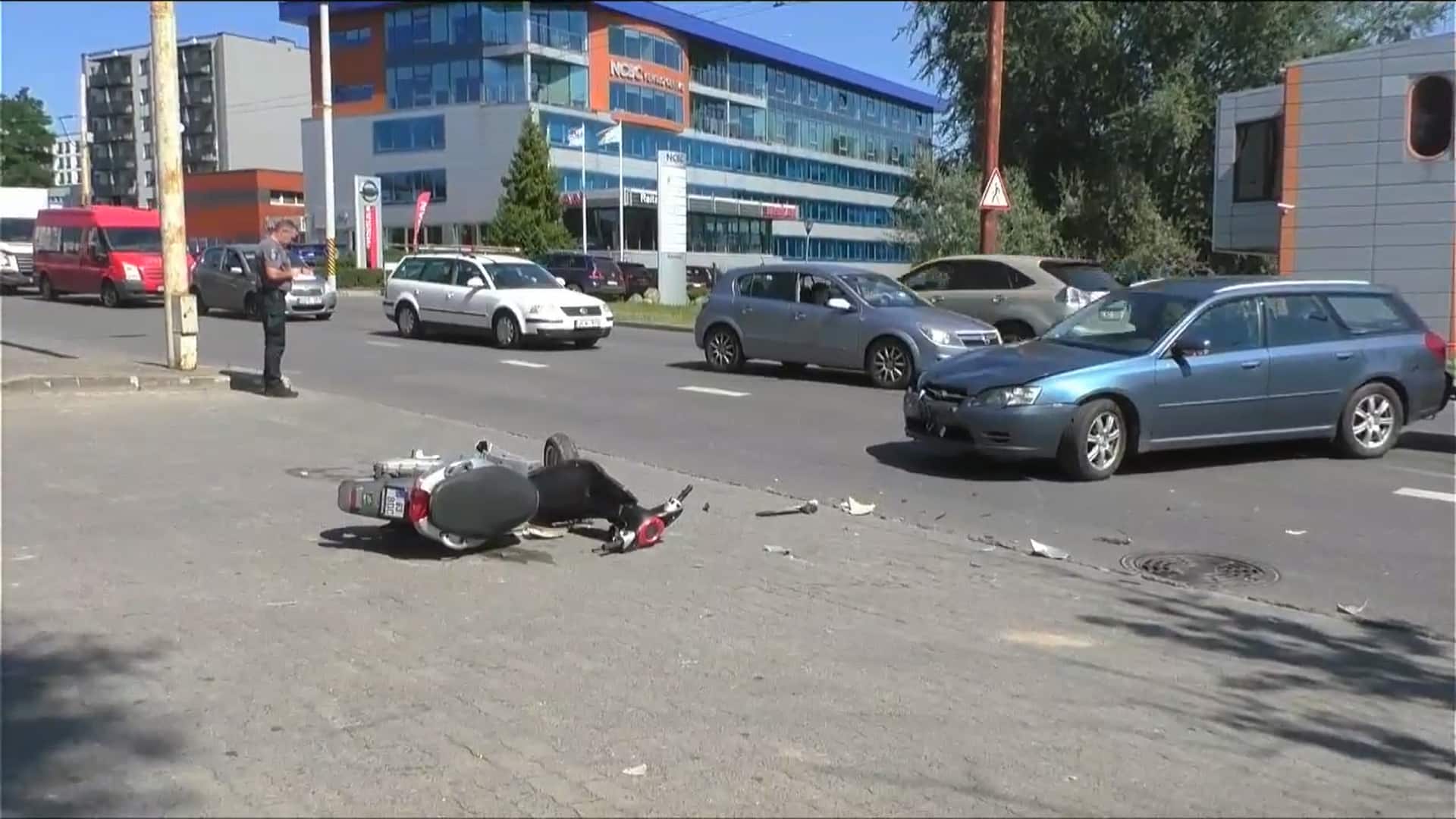 Per motorolerio ir „Subaru“ avariją Vilniuje sužaloti du žmonės: rimtesnių sužalojimų patyrė keleivė
