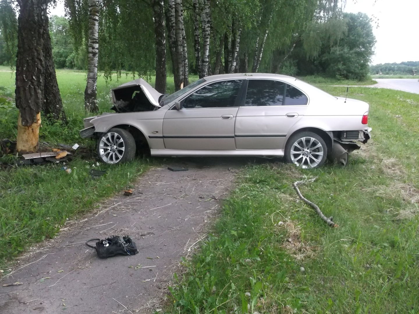 Ukmergėje nesuvaldytas BMW atsitrenkė į medį, vairuotojui nustatytas sunkus girtumas