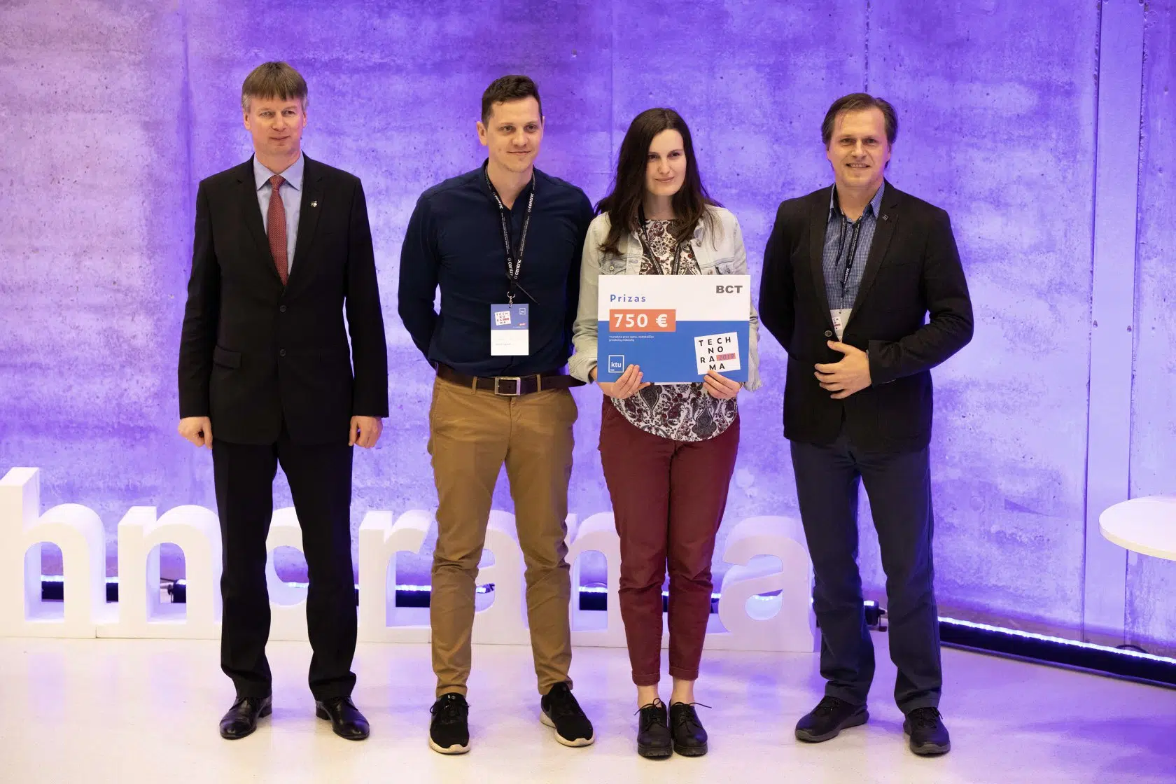 VDU ZUA absolventai Darius Pratasius ir dr. Kristina Pratasiene viduryje