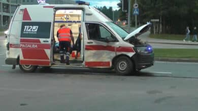 Vilniuje gimdyvę vežusi greitoji pateko į avariją, medikų pagalbos prireikė 4 asmenims