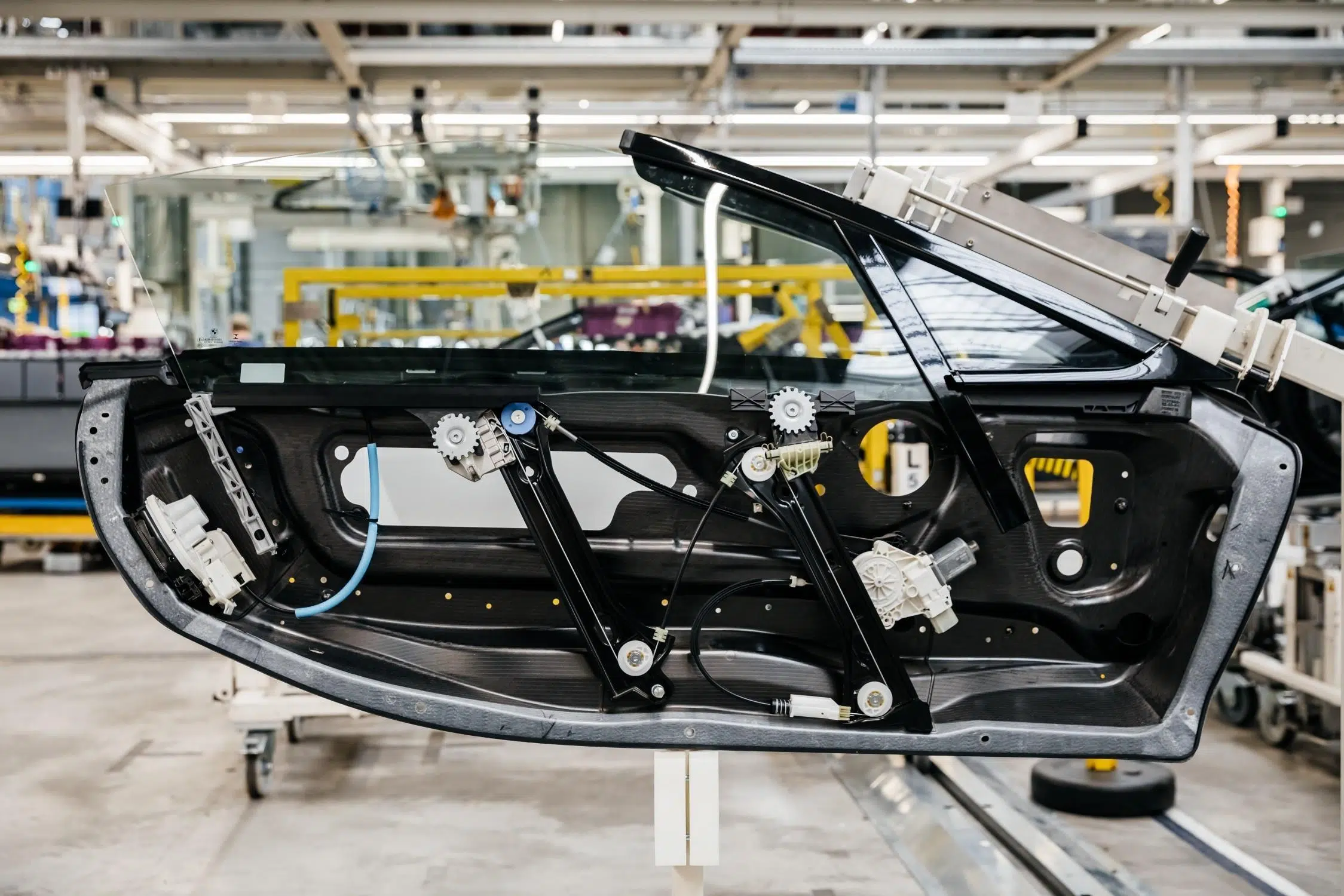 automobilio durys langu ir duru mechanizmas scaled
