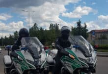 policijos pareigunai ant tarnybiniu motociklu
