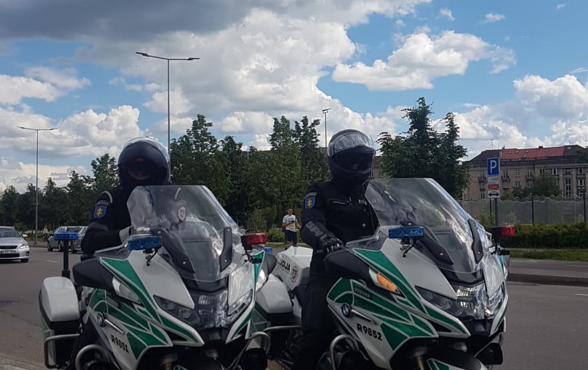 policijos pareigunai ant tarnybiniu motociklu