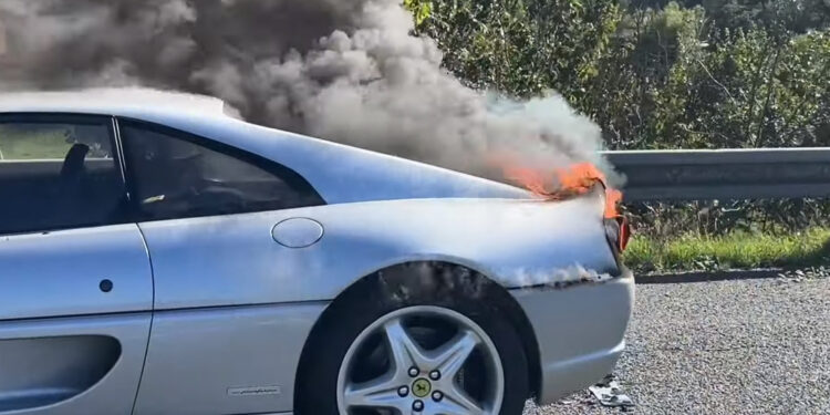 „Ferrari F355“ visiškai sudegė potencialaus pirkėjo bandomojo važiavimo metu