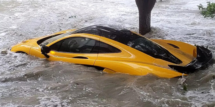 Floridos uraganas Ianas sunaikino „McLaren P1“ praėjus vos savaitei po jo įsigijimo