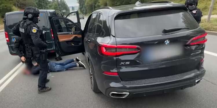 Naujos-detalės-apie-BMW-X5-gaudynes-Vilniuje-sulaikyti-asmenys-įtariami-sunkiais-nusikaltimais-(video)