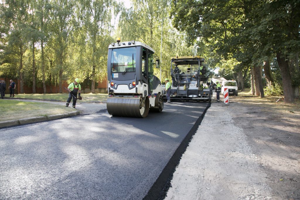 Vilniuje išbandomas naujas eksperimentinis asfaltas kelio darbai remontas